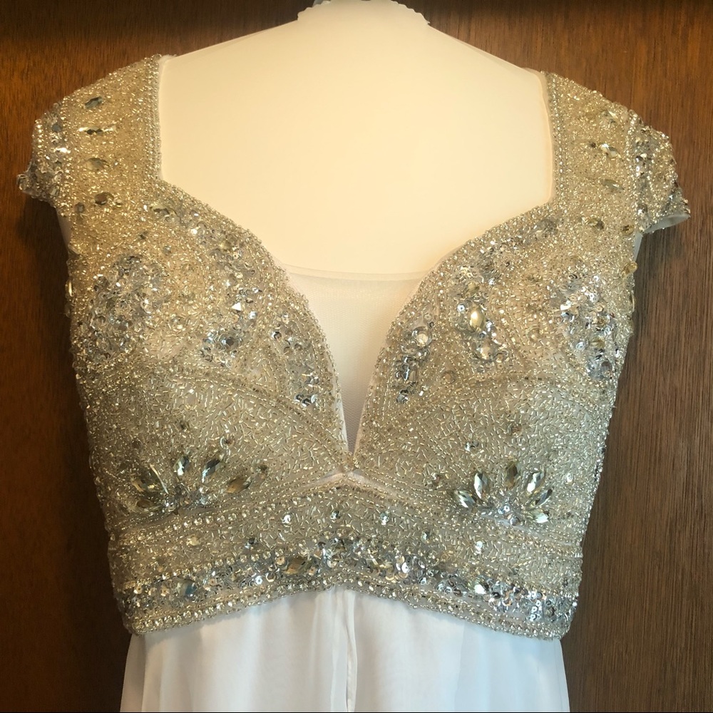 PROM / WEDDING DRESS - Picture 2 of 8